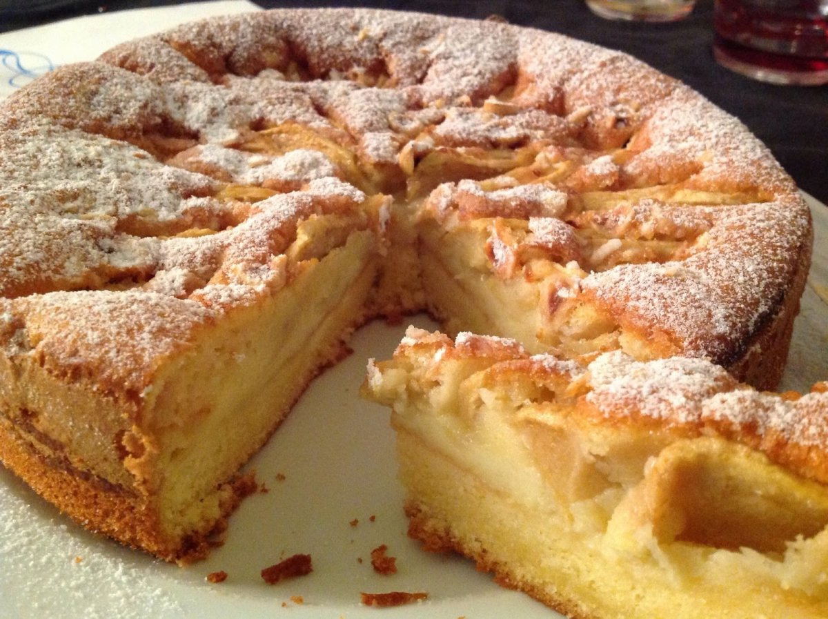 Красивая шарлотка с яблоками