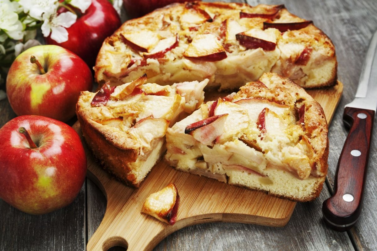 Шарлотка с карамелизированными грушами