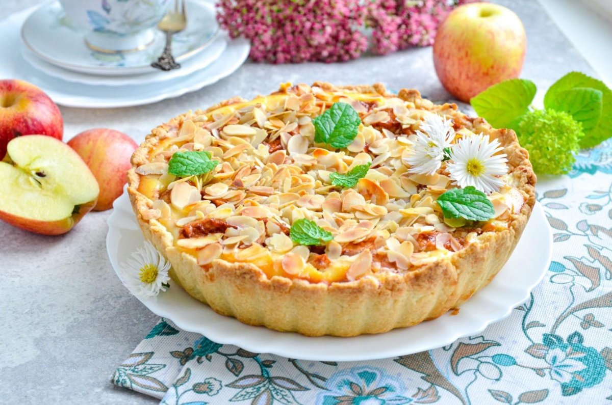 Красивый пирог с яблоками