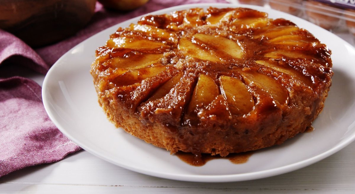 Шарлотка с карамелизированными яблоками