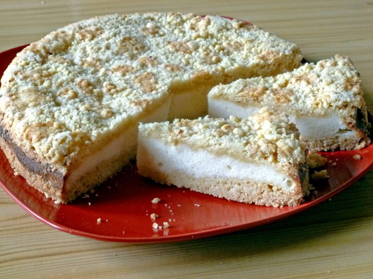 Песочный пирог с творогом и ягодами