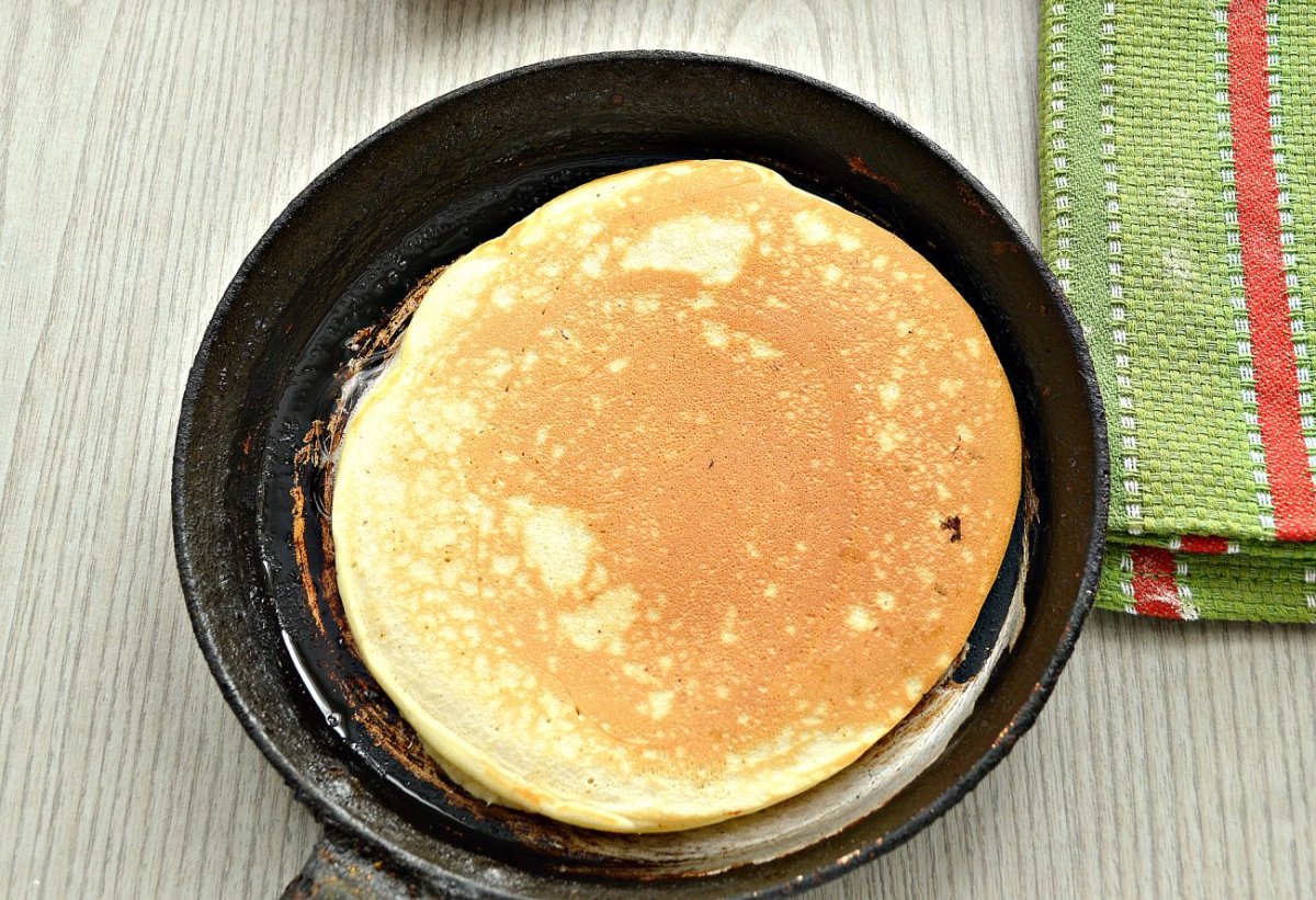 Блины с клубникой и сметаной