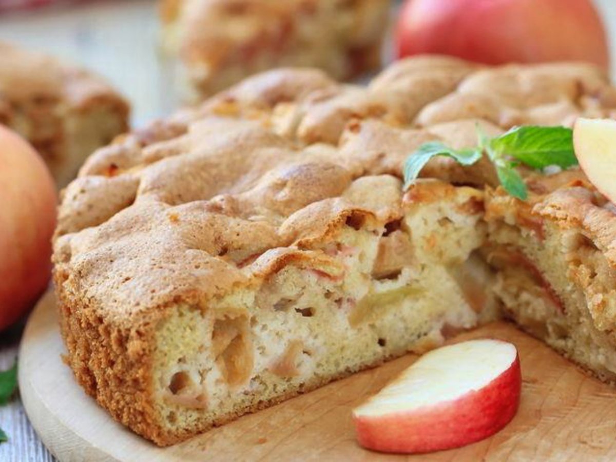 Шарлотка с черникой
