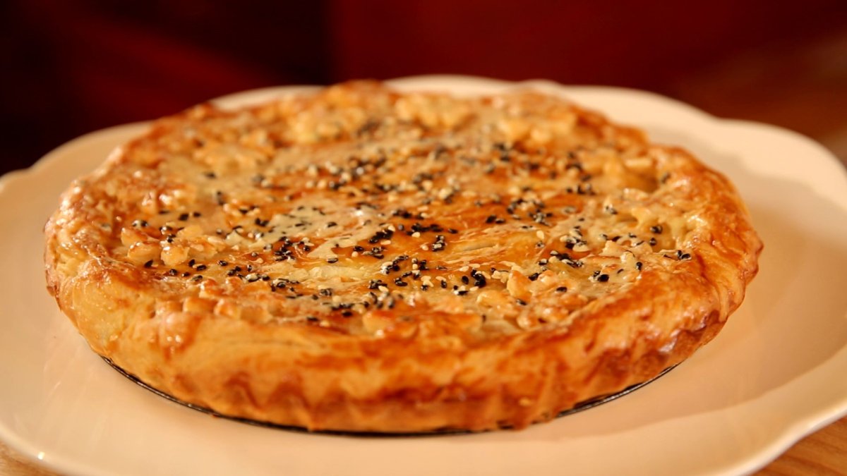 Пирог с солеными огурцами