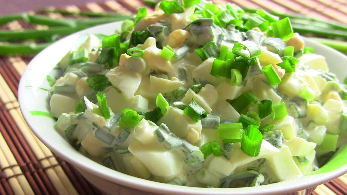 Салат с зеленым луком