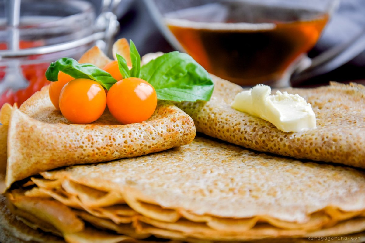 Блинчики с семгой и творожным сыром и огурцом