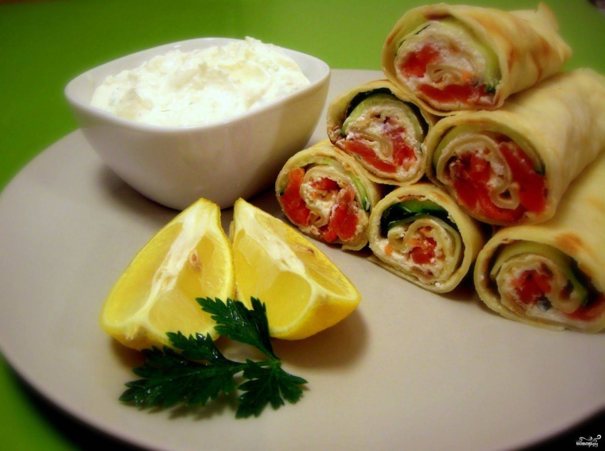 Яичный рулет с красной рыбой
