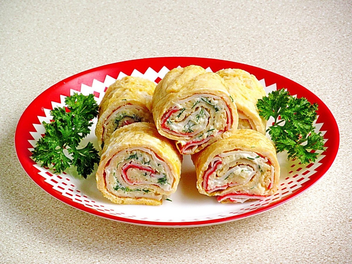 Яичный рулет с крабовыми палочками