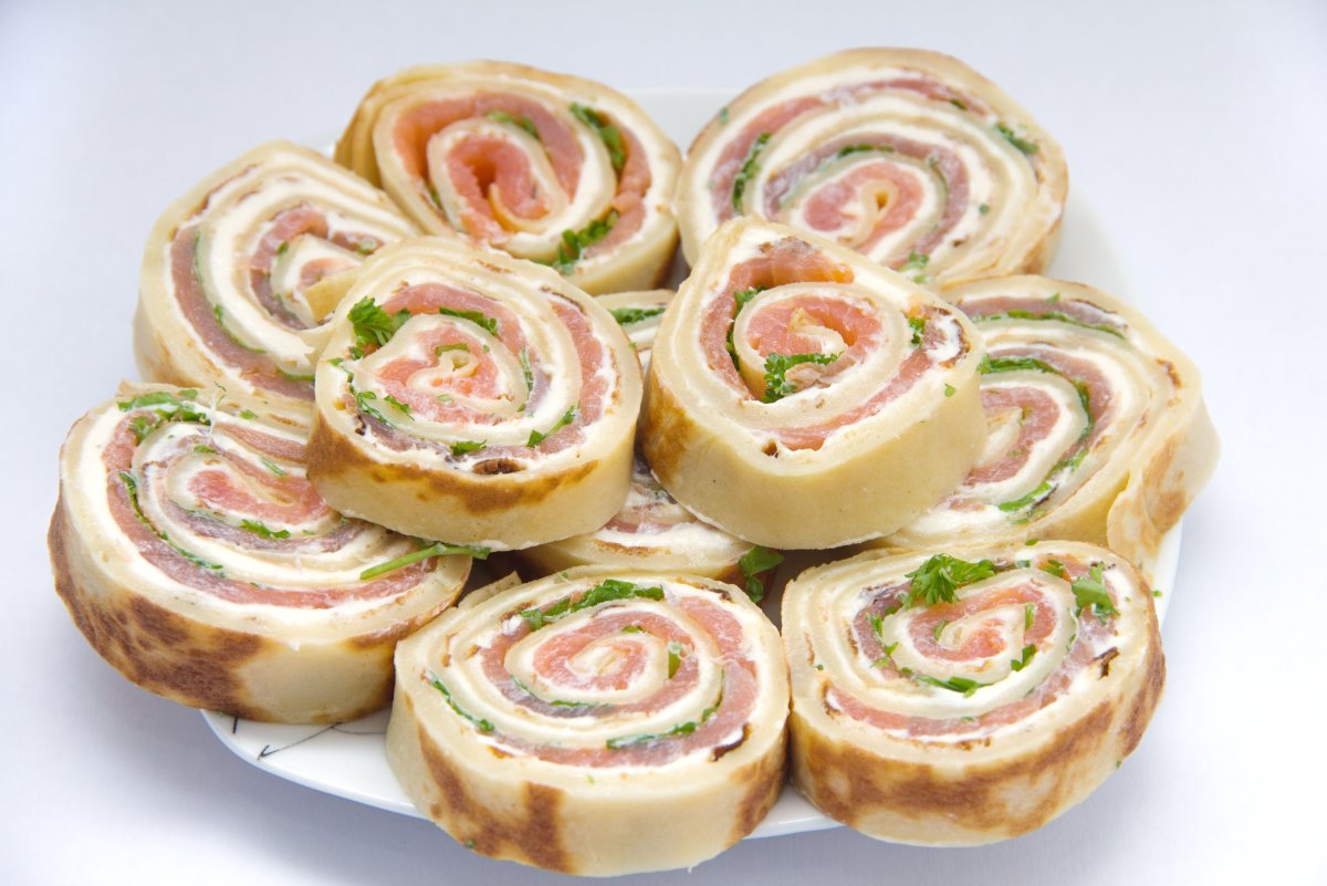 Блинный рулет с семгой и сливочным сыром