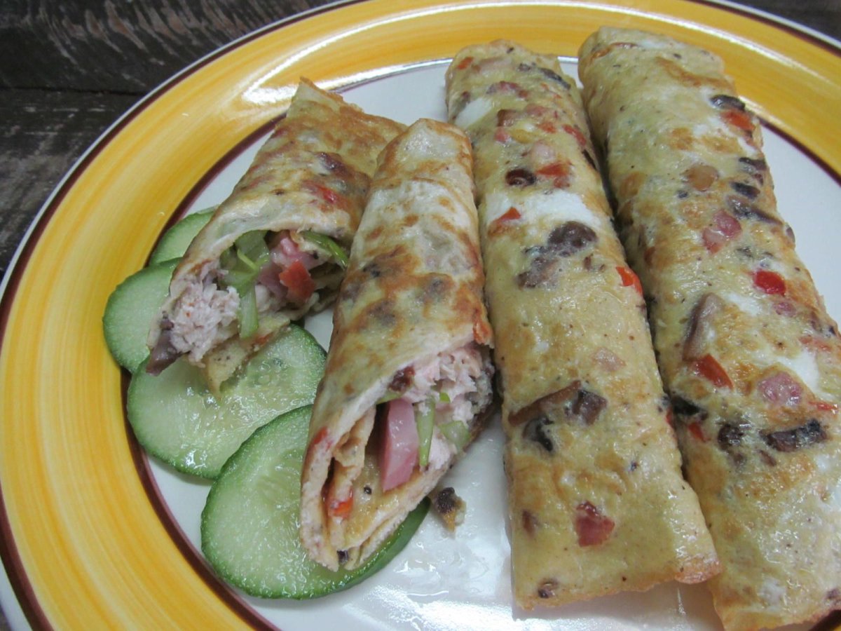 Омлетный рулет с творогом и зеленью