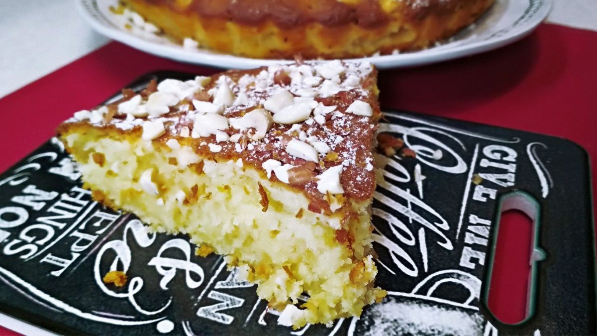 Лимоны на тарелке и пирог