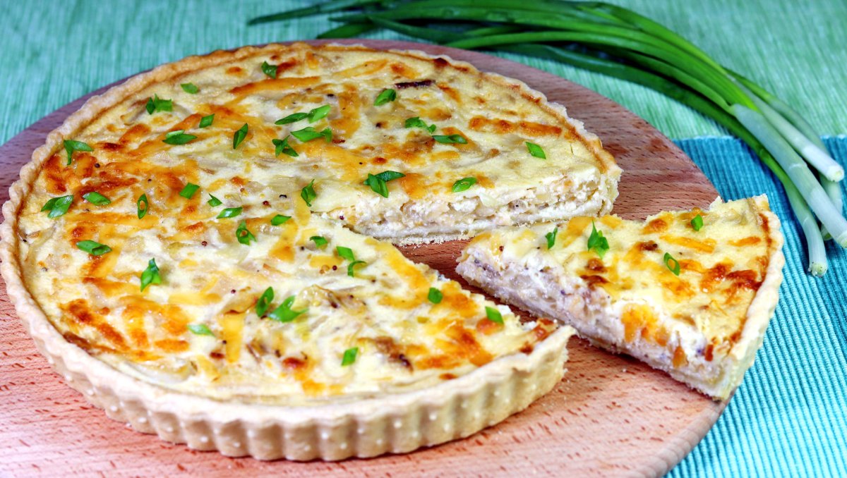 Пирог на сковороде с зеленым луком и яйцом