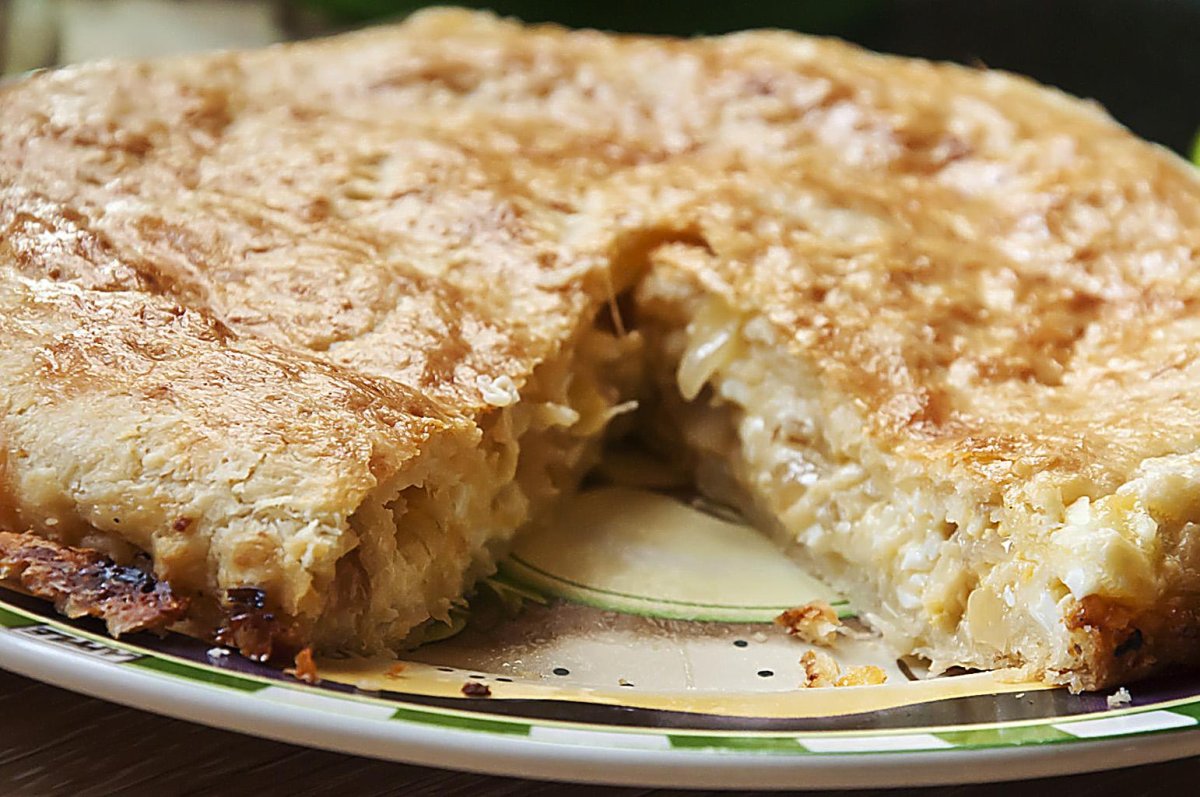 Заливной пирог с луком и яйцом на кефире