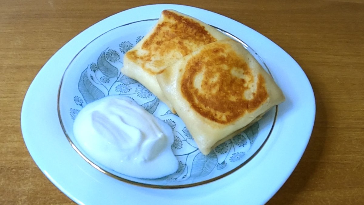 Блины с творогом и сметаной