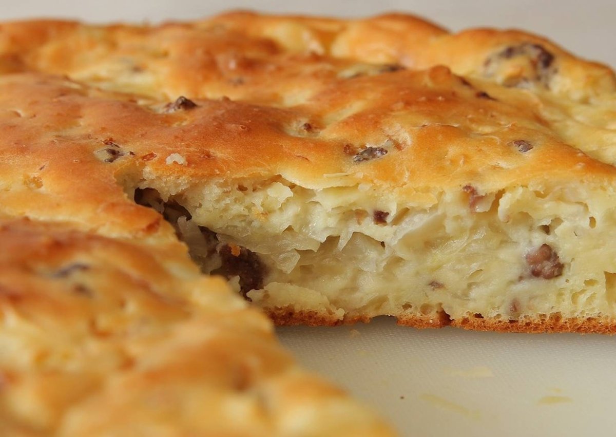 Ленивый пирог с луком и яйцом