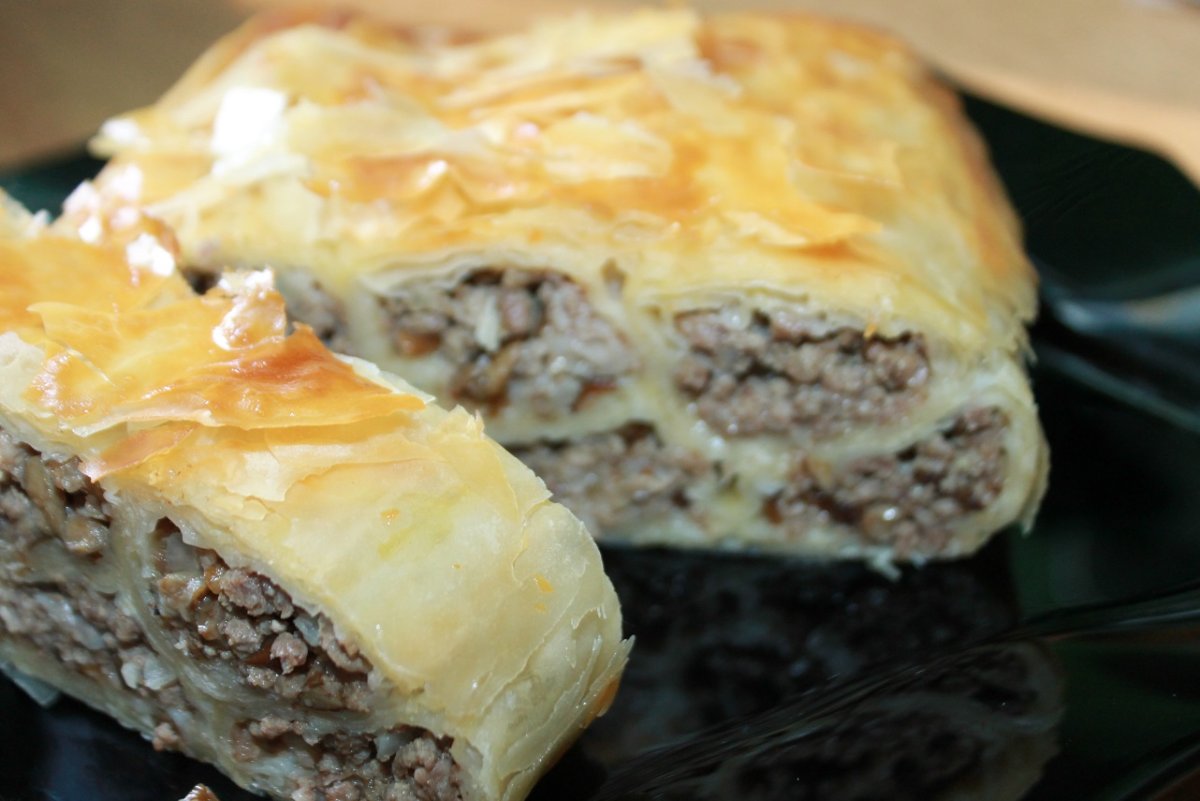Мясной пирог с фаршем и грибами