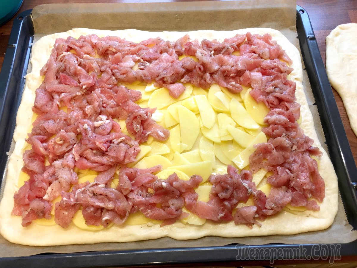 Открытый пирог с мясом и картошкой