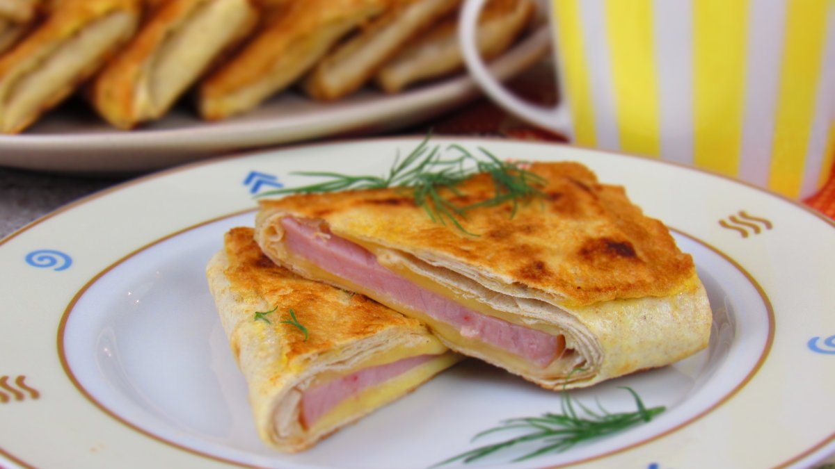 Конвертики из лаваша с сыром и ветчиной