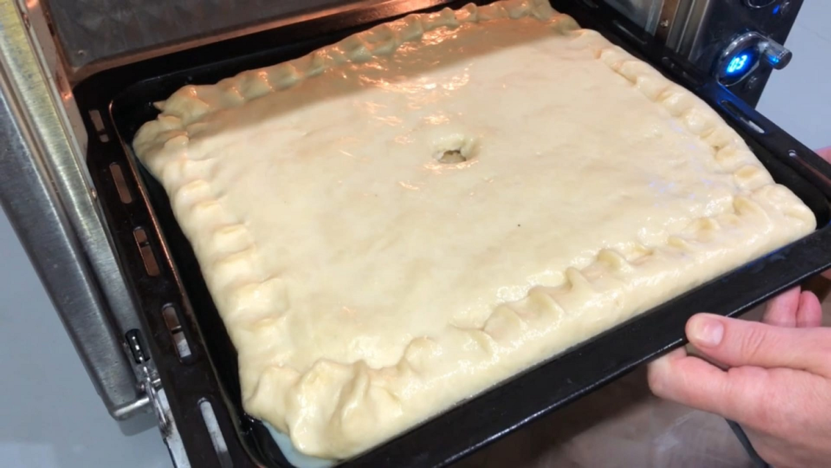 Яблочный пирог сверху