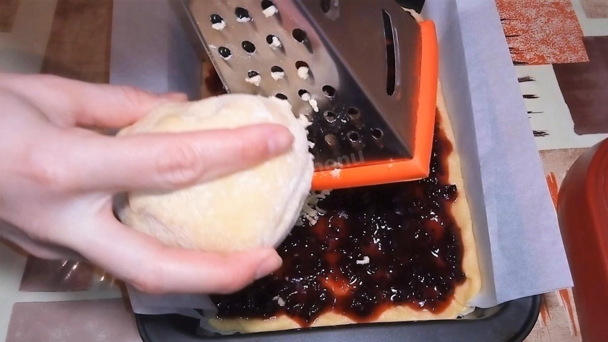 Песочный пирог с крошкой сверху