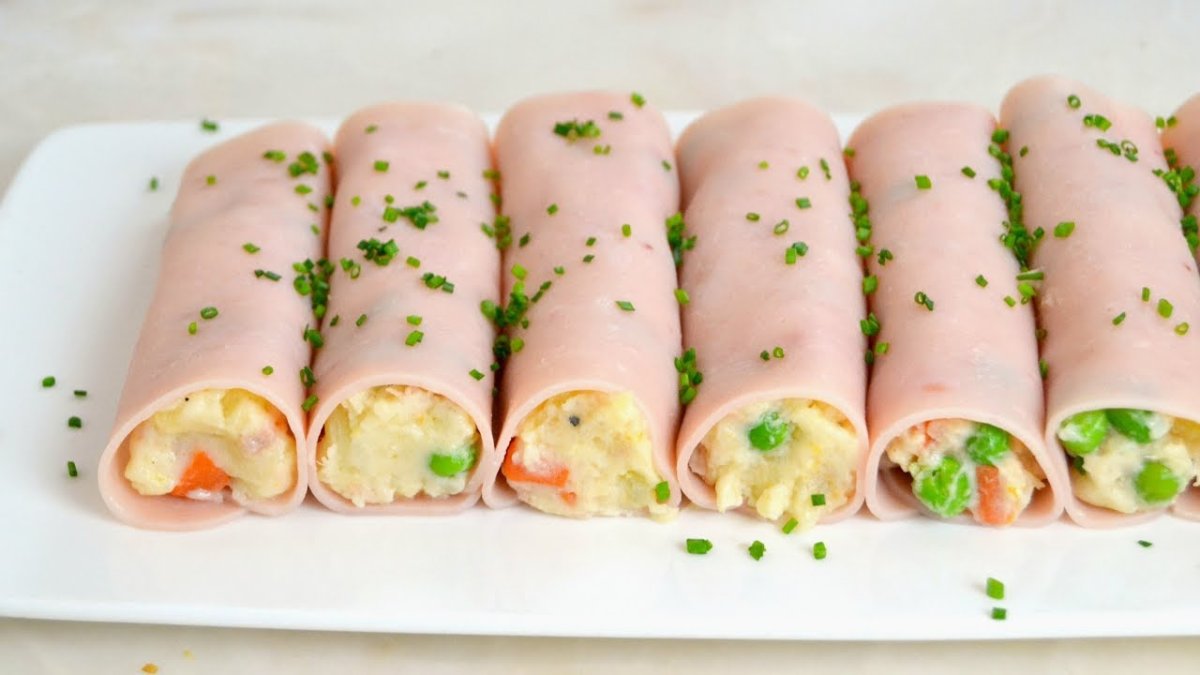 Рулетики из ветчины с сыром и чесноком