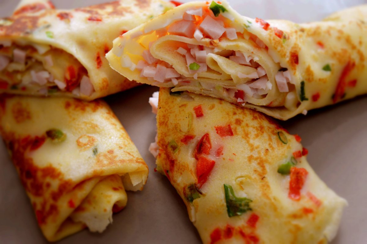 Яичные блинчики с сыром и ветчиной