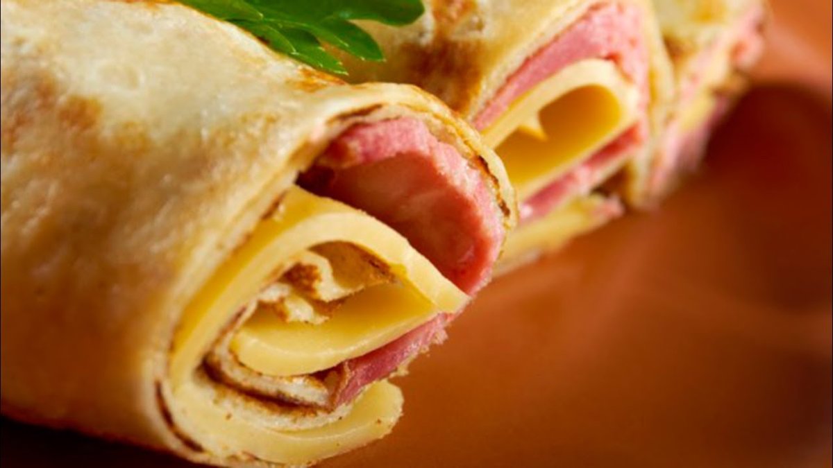 Блины с ветчиной и сыром сервировка