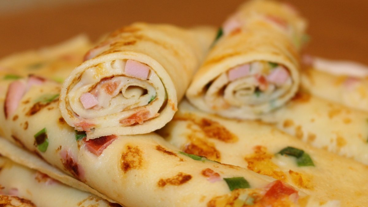 Блины с колбасой и сыром