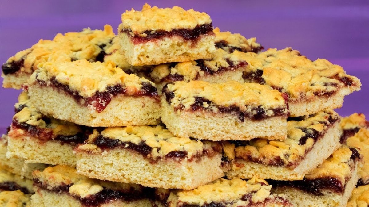 Рассыпчатый пирог из ревеня