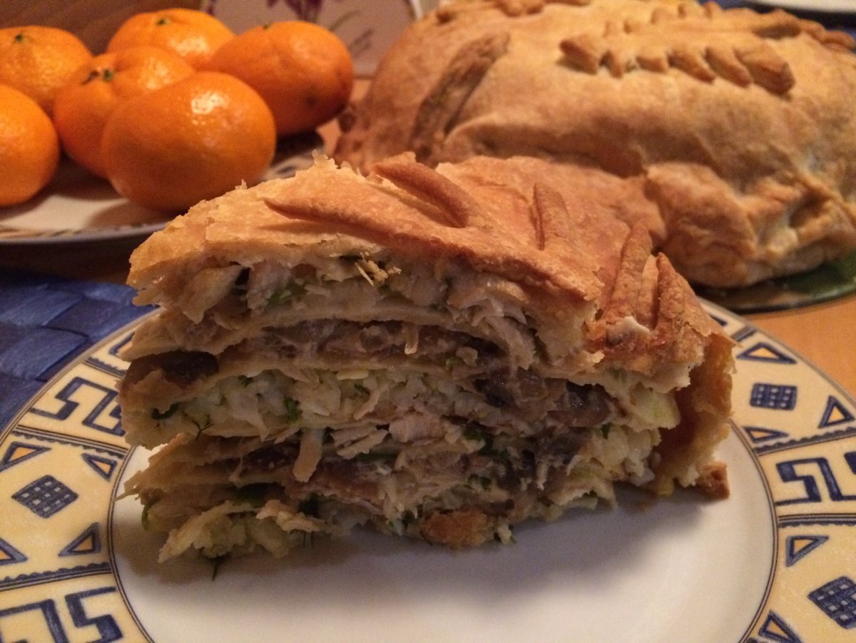 Курник из блинов с курицей и грибами и сыром