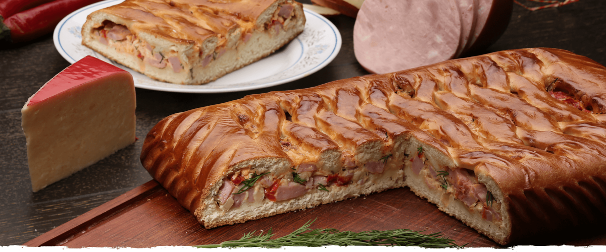 Кулебяка с ветчиной и сыром