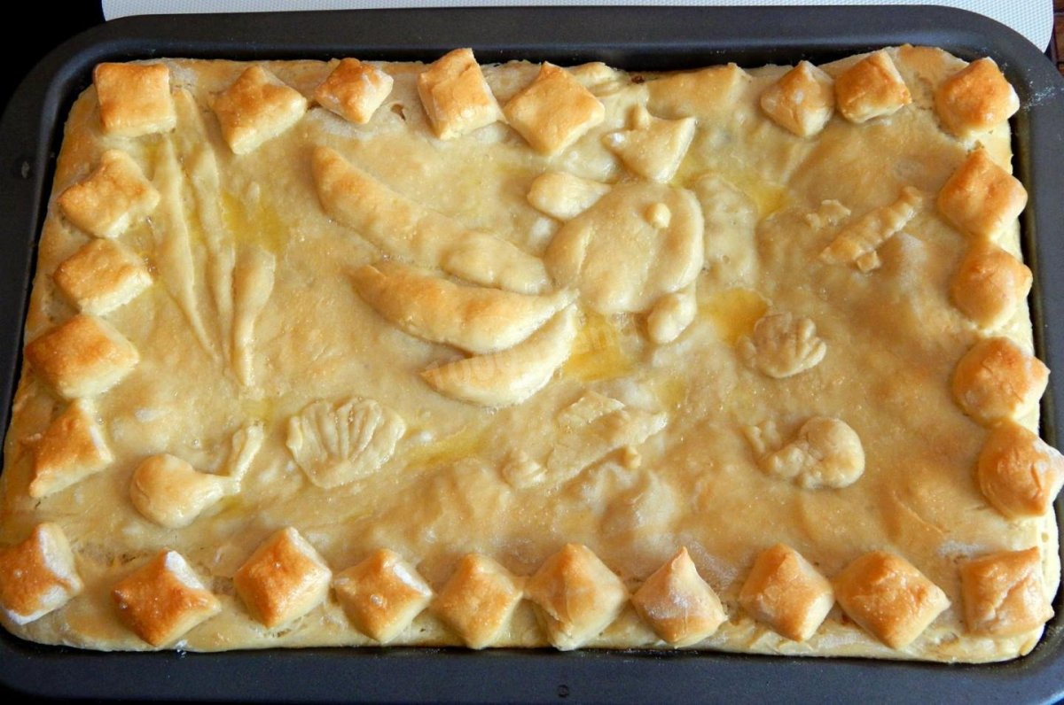 Пирог с сайрой и рисом