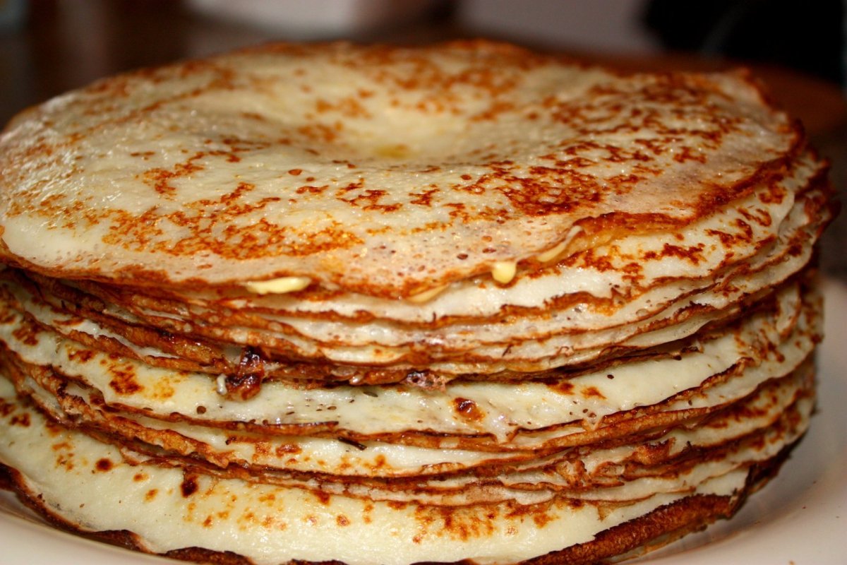 Довольный кот с блинами