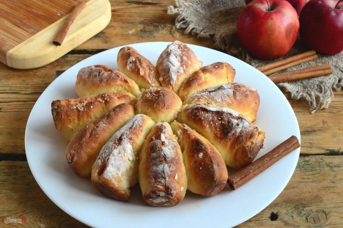 Дрожжевая выпечка с яблоками