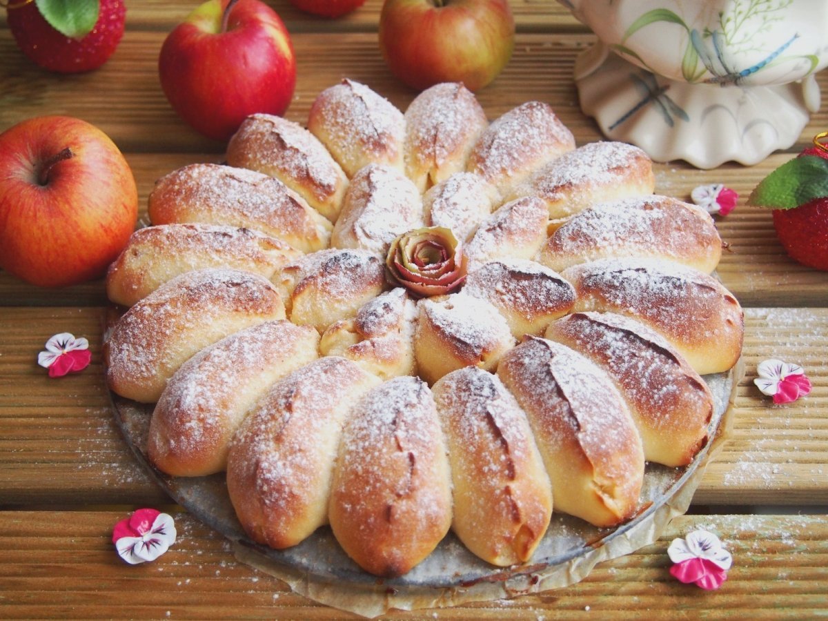 Красивые булочки с яблоками