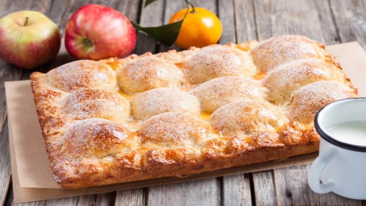 Пирог из творожного теста с яблоками