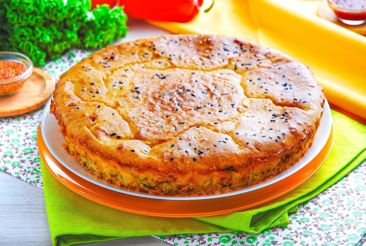 Заливной пирог с луком и яйцом