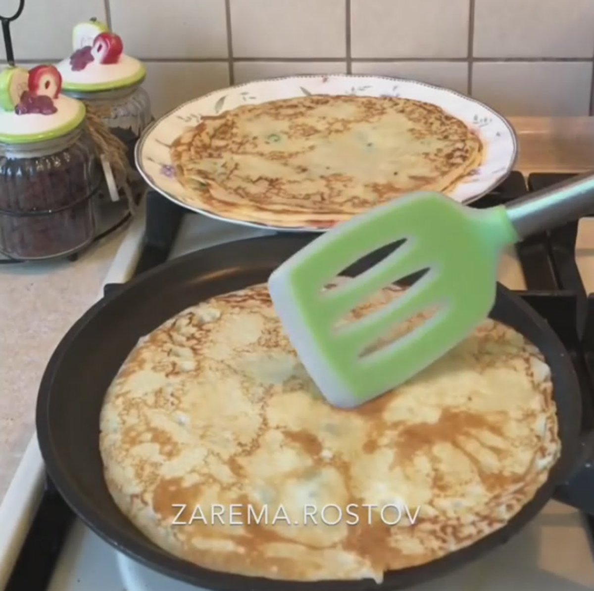 Блины на сковороде на деревянном фоне