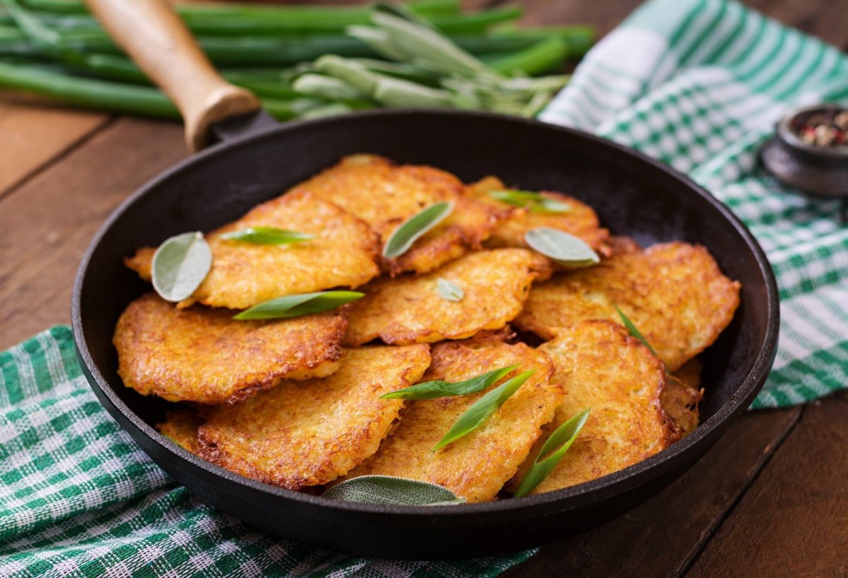 Тертая картошка на сковороде с яйцом и сыром