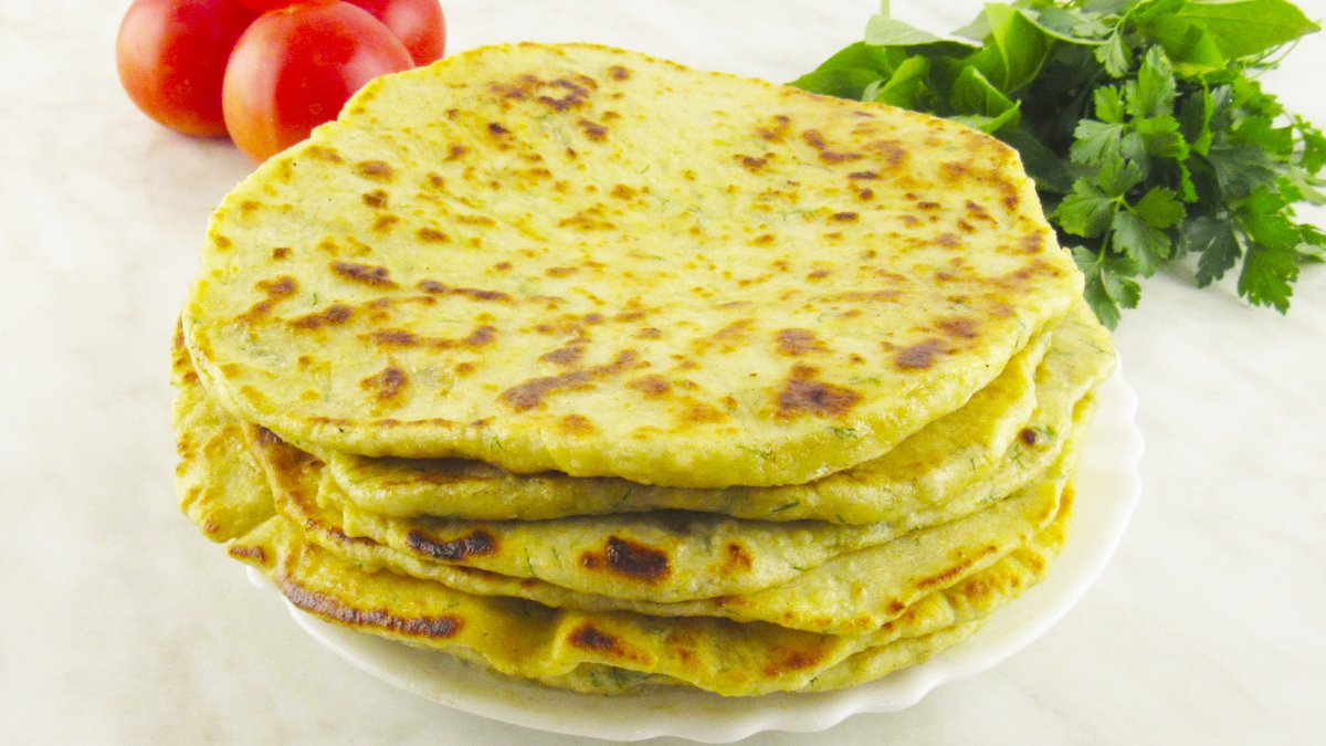 Картофельный блин с сыром и зеленью на сковороде