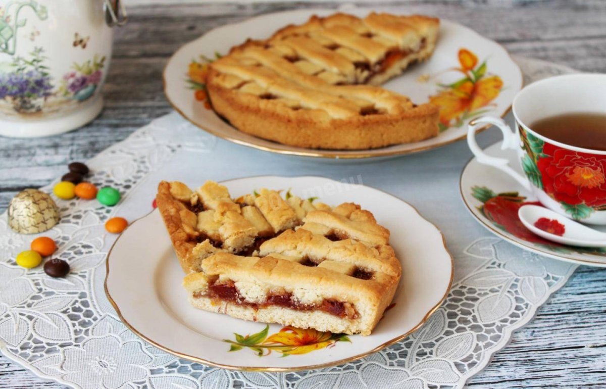 Пирог с чаем и вареньем