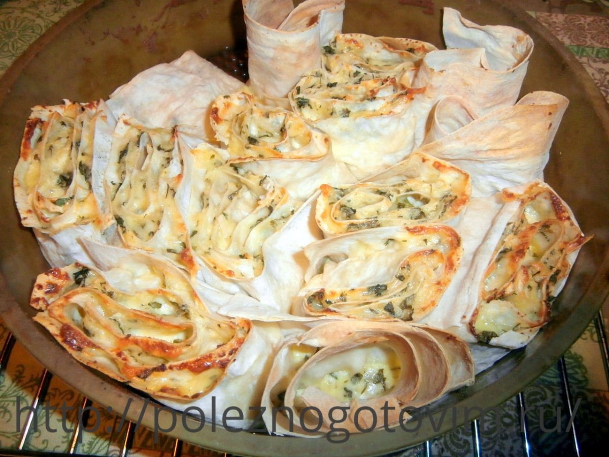 Пирог из лаваша с творогом и сыром и зеленью в духовке