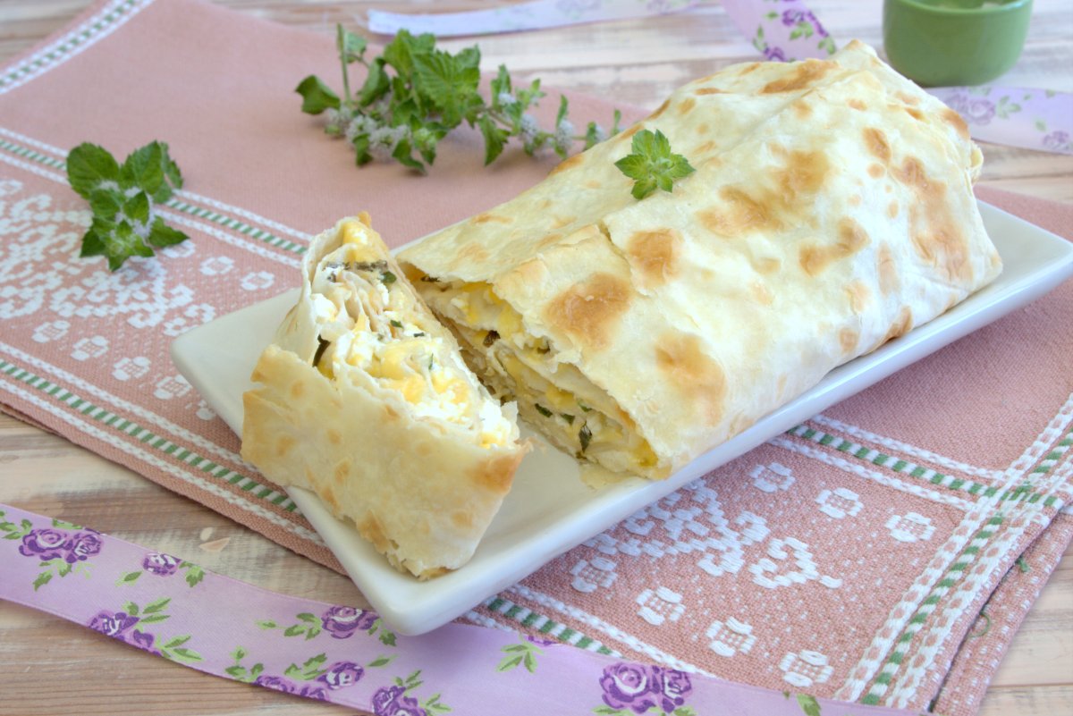 Пирог из лаваша с творогом и сыром