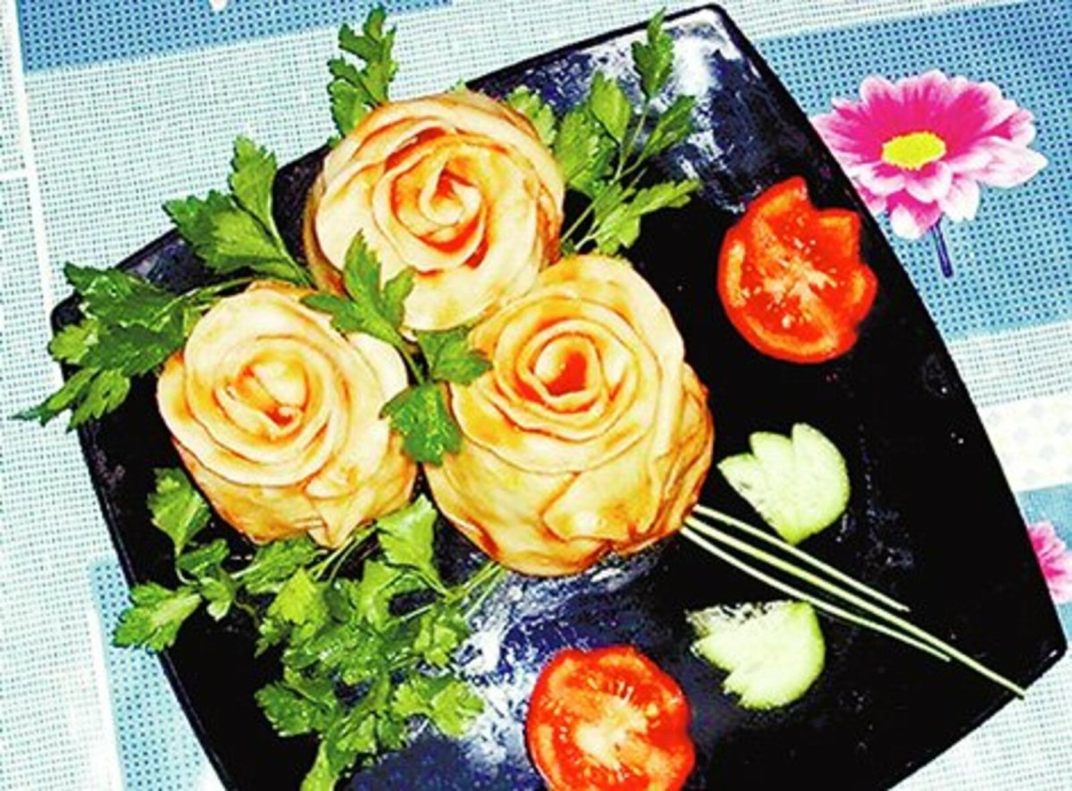 Салат с розочками из блинов