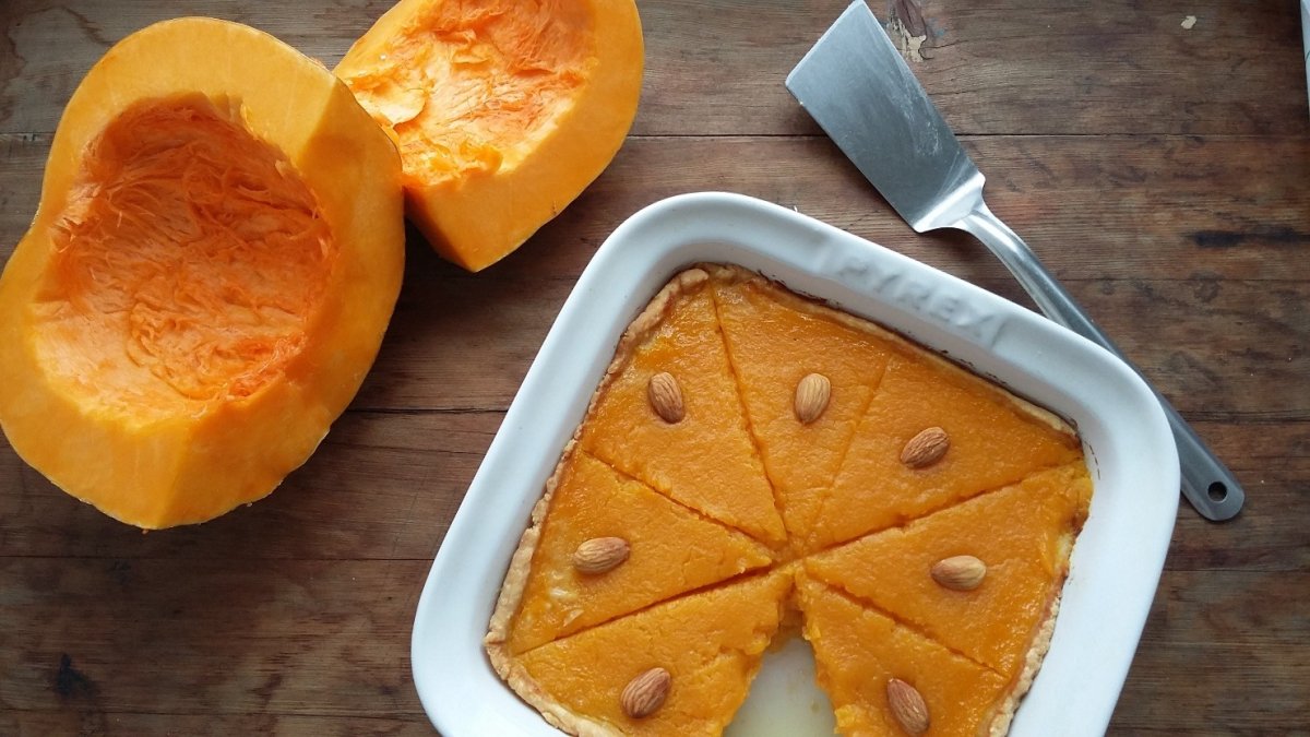 Шарлотка с тыквой и яблоками