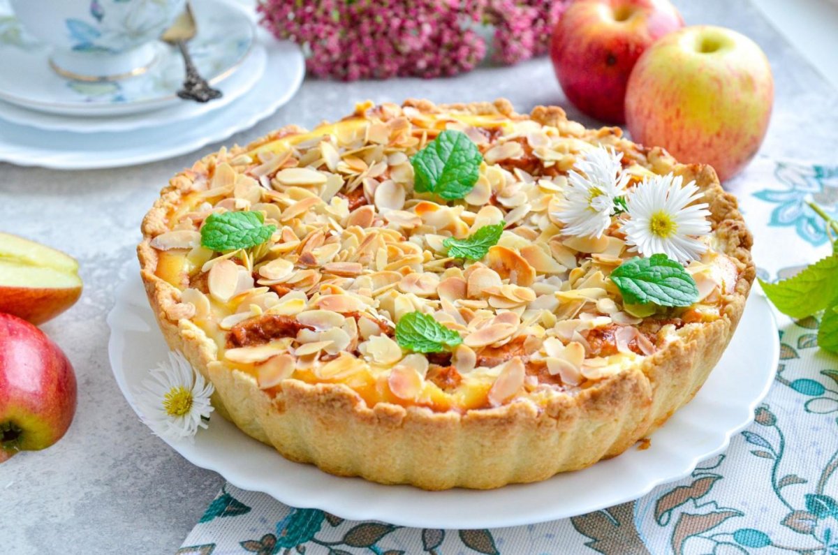 Шарлотка с яблоками на сковороде
