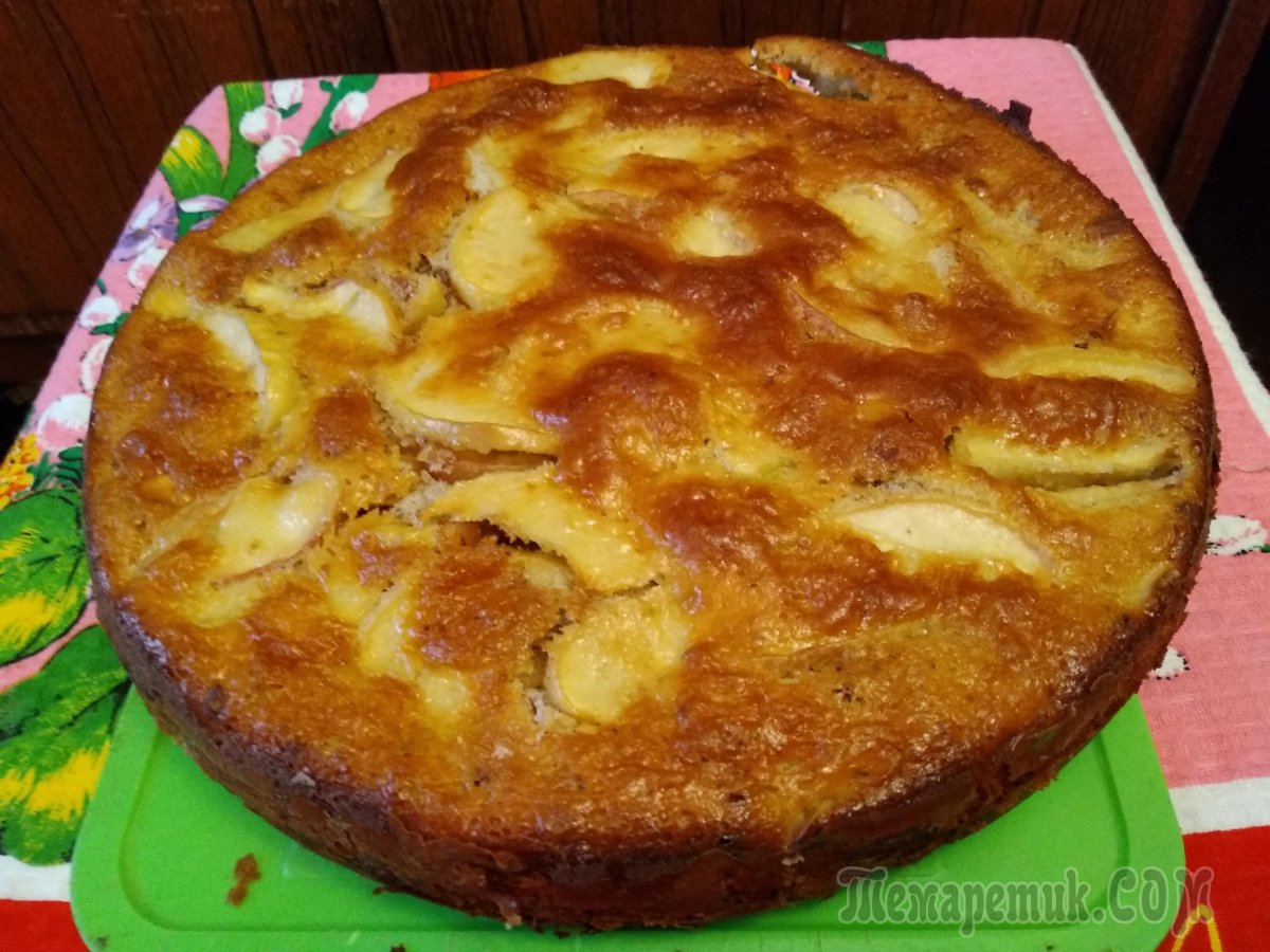 Красивое украшение шарлотки с яблоками