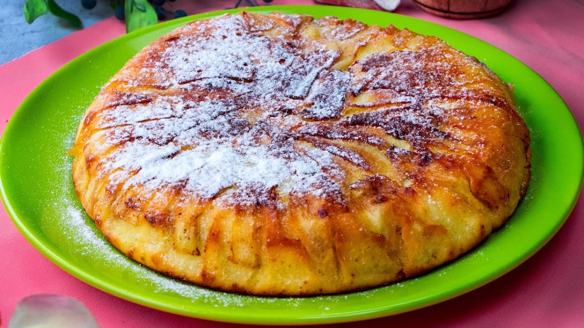 Постный пирог с яблоками в духовке