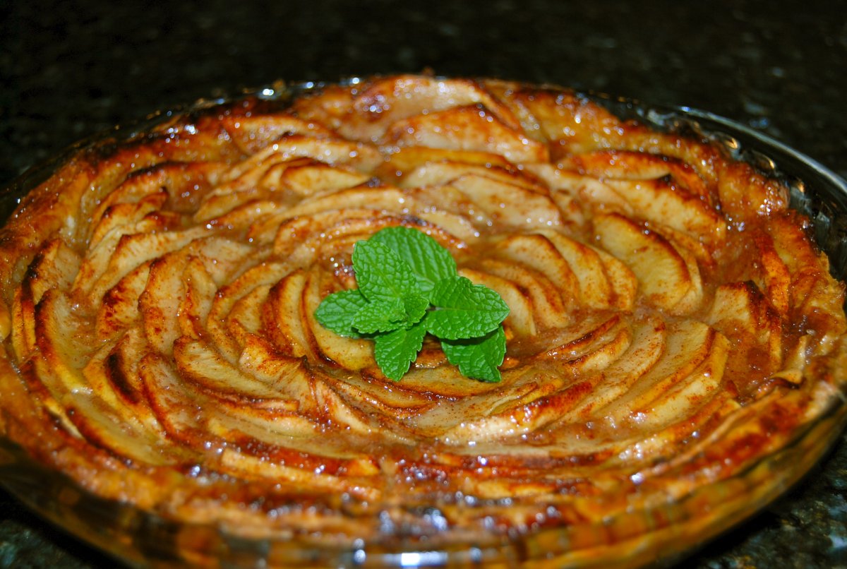 Шарлотка с карамелизированными грушами