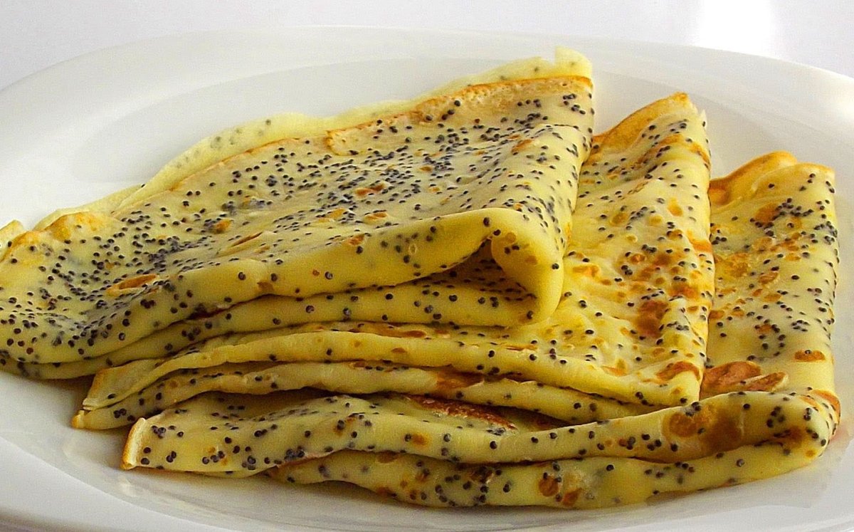 Блины на белом фоне